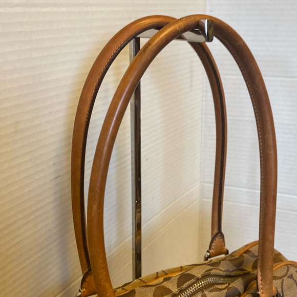 VGUC. Vintage coach shoulder bag. Signature C canvas, logo, trimmed and leather. - Picture 10 of 16